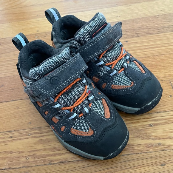 Hiking shoes for kids, size 11 - Picture 1 of 4